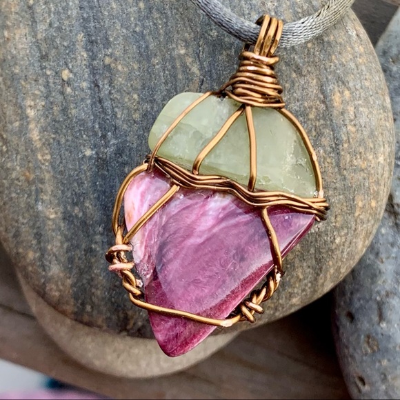 Prehnite and Spiny Oyster Shell Necklace - Picture 7 of 12